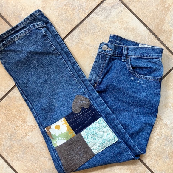 Patched Ladies Levis Relaxed high waist jeans. - Picture 11 of 11